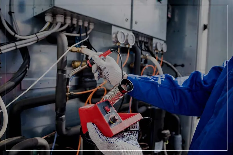 ingeniero revisando valores de un compresor