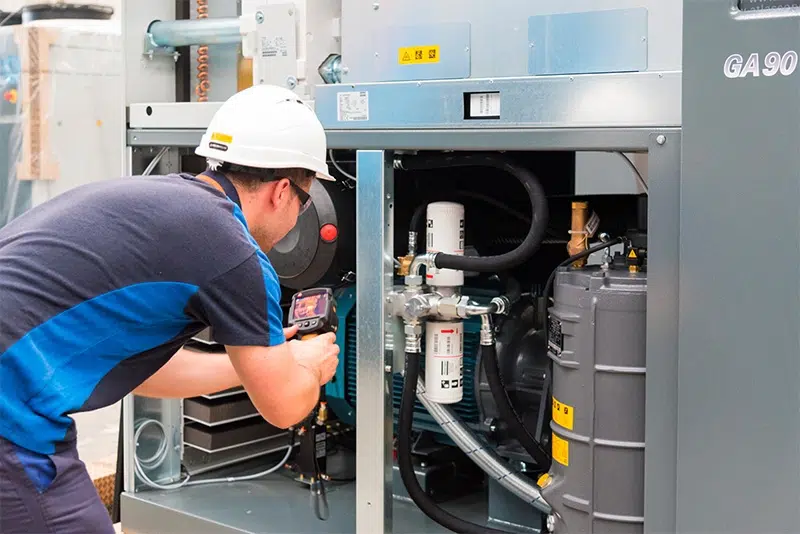 ingeniero arreglando un compresor