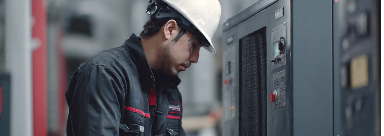 TECNICO dando mantenimiento a compres de aire
